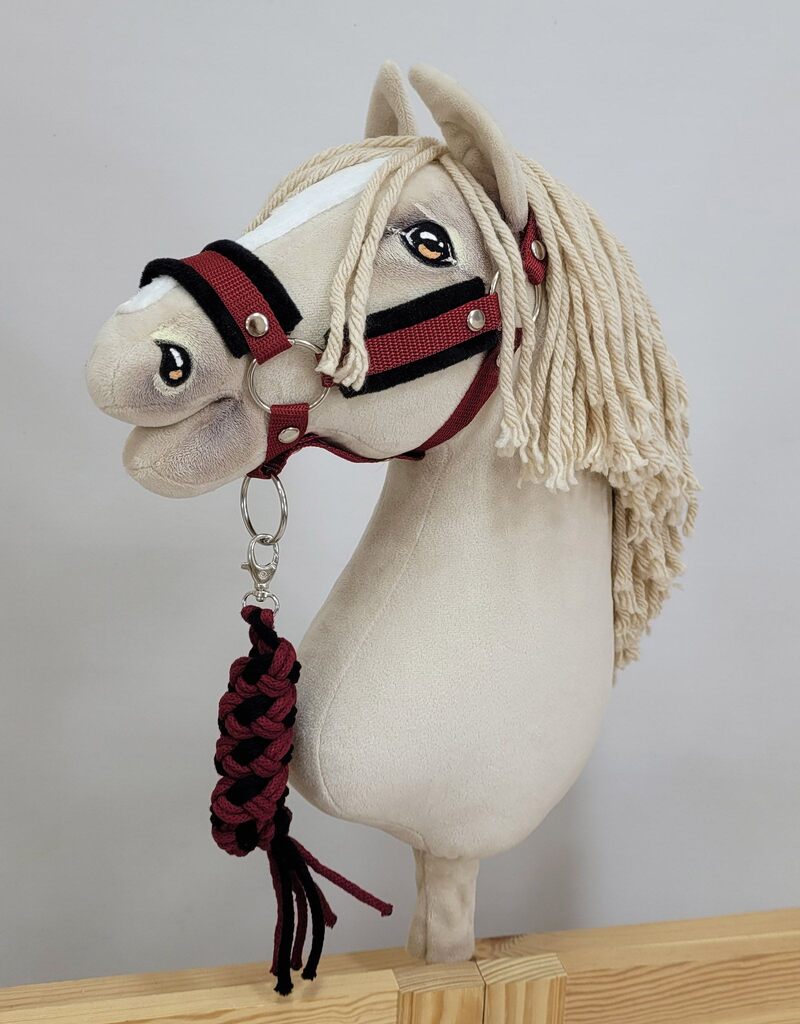 Ein beiges Hobby Horse mit weißer Blesse und weicher, cremefarbener Mähne.