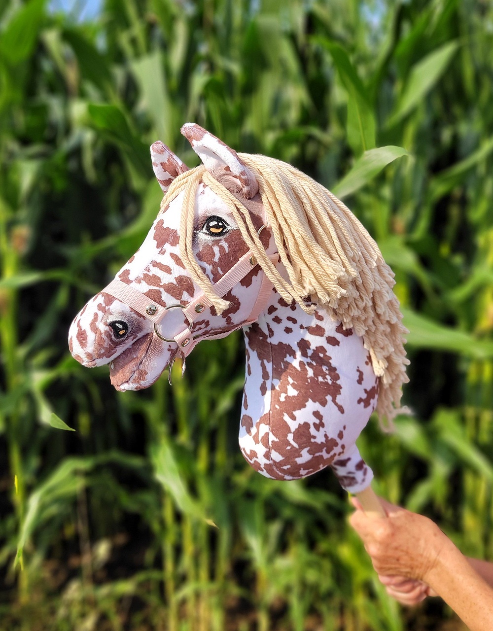 Hochwertiges Hobby Horse mit braun-weißer Fellzeichnung, beiger Wollmähne und detailreichem Halfter, perfekt für Hobby Horsing-Fans.